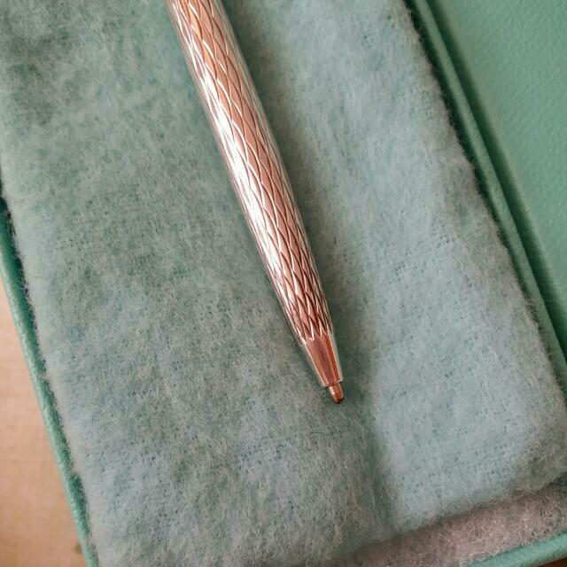Authentic Tiffany Sterling Silver Slim Purse Ballpoint Pen (Category: Bags & Wallets) located in Singapore. Submitted by joyfleur (Listing ID 15212661, Image 3). Description: ●● Pls read my bio first ●● Authentic Tiffany Sterling Silver Slim Purse Ballpoint Pen NETT price Still in mint condition Retails for $265 Comes with Tiffany box, dustbag, care card, receipt, ribbon and carrier.