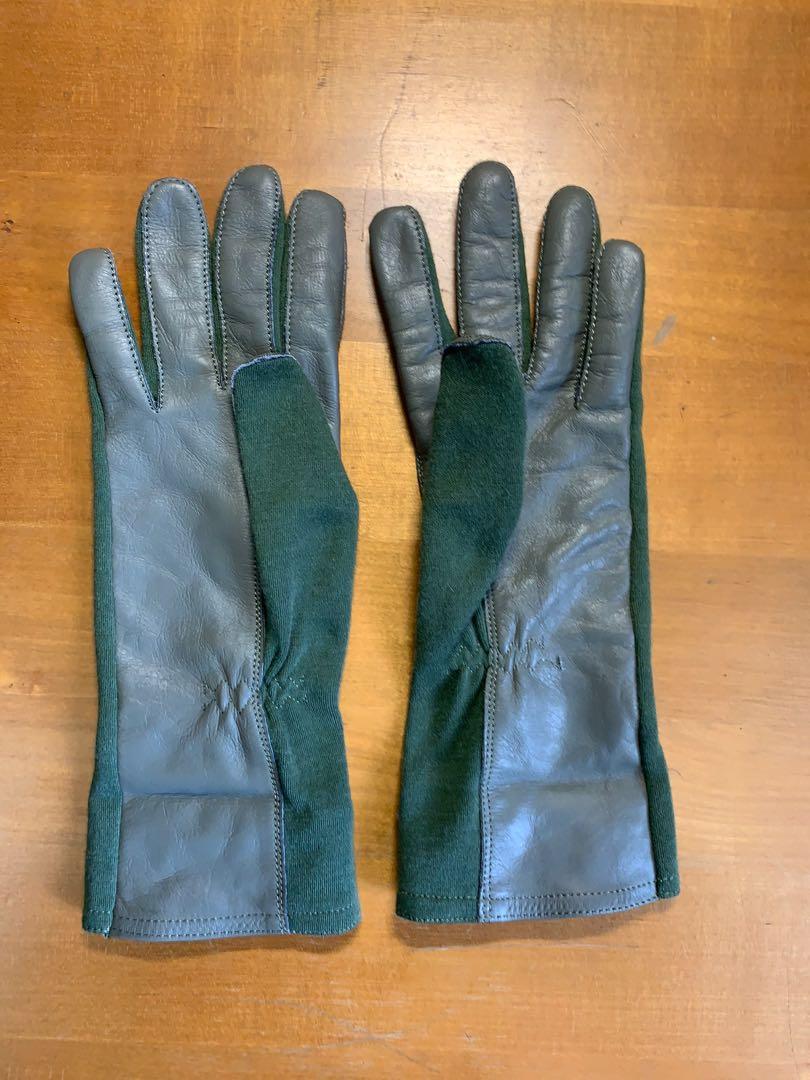 Nomex flight gloves (Category: Water Sports) located in Singapore. Submitted by 51sierra (Listing ID 1084523548, Image 1). Description: Nomex flight gloves/combat vehicle crewman gloves. Brand new and unused but no packaging. Nomex is an inherently flame-proof material and it will not melt or drip when exposed to flames. .