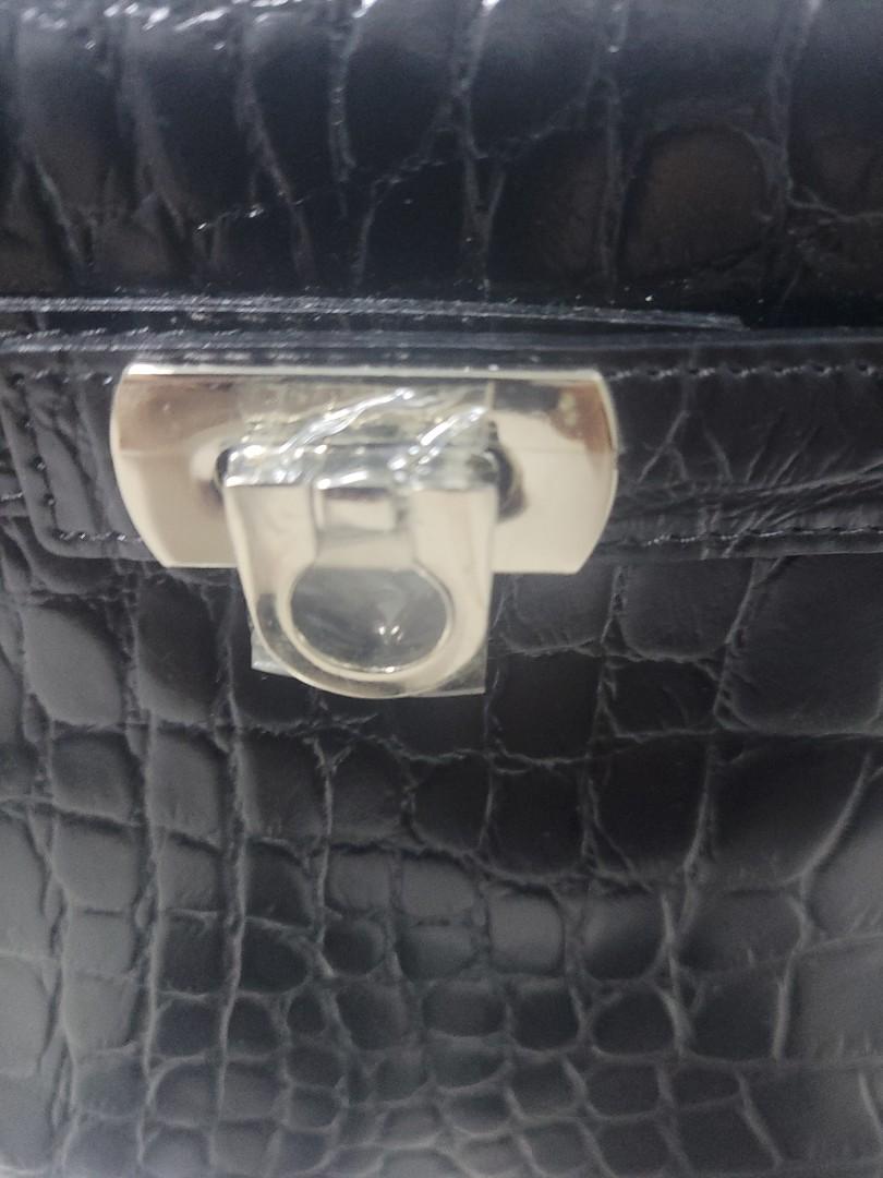 Fion Leather Handbag (Category: Bags & Wallets) located in Singapore. Submitted by sparklegirl (Listing ID 1084829965, Image 4). Description: - Brand new - Bought at CK TANG, paid more than S$250++ - Kept in MUJI box storage. Out of sight, out of mind. - Real leather - Letting go as I got too many bags. Also, the bag is more for office wear..