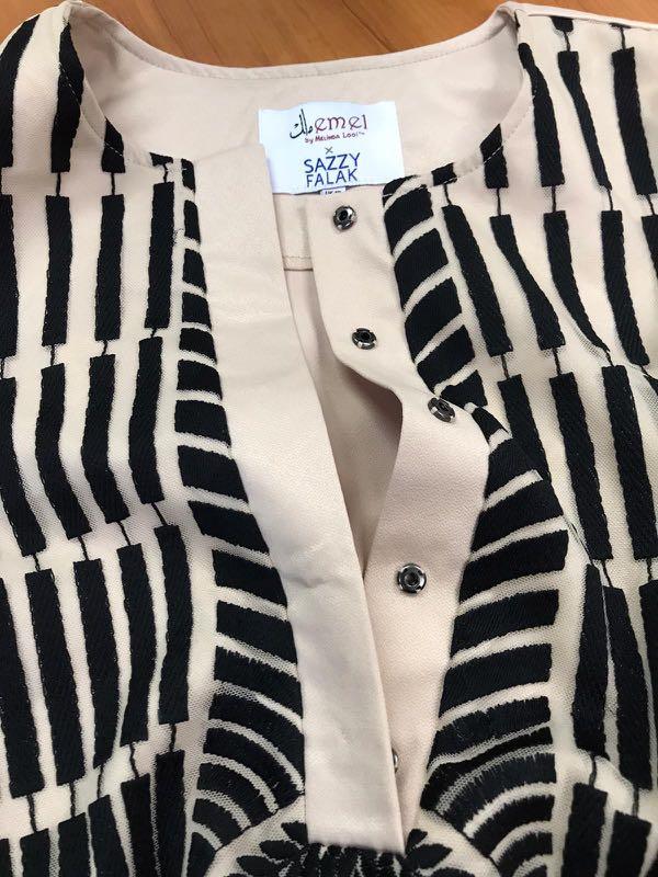 Baju Kurung (Category: Baju Kurung & sets) located in Singapore. Submitted by cashmeres (Listing ID 1085118055, Image 2). Description: Designer Baju Kurung Size: US8 / UK10 Colour: Cream/Nude with black design Worn 2-3 times.. Mint condition Buttons at the front It pains me that I have to let it go but have to clear it to make space for my unfortunate new size.. Meet-ups at CCK/Redhill/Central .