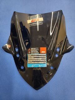 Brand new Xmax300 Givi windshield