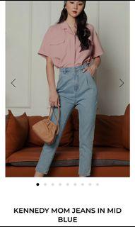 FASHMOB KENNEDY MOM JEANS IN MID BLUE (size L)