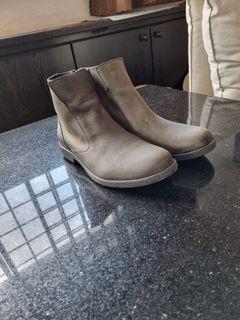 Boots with zip