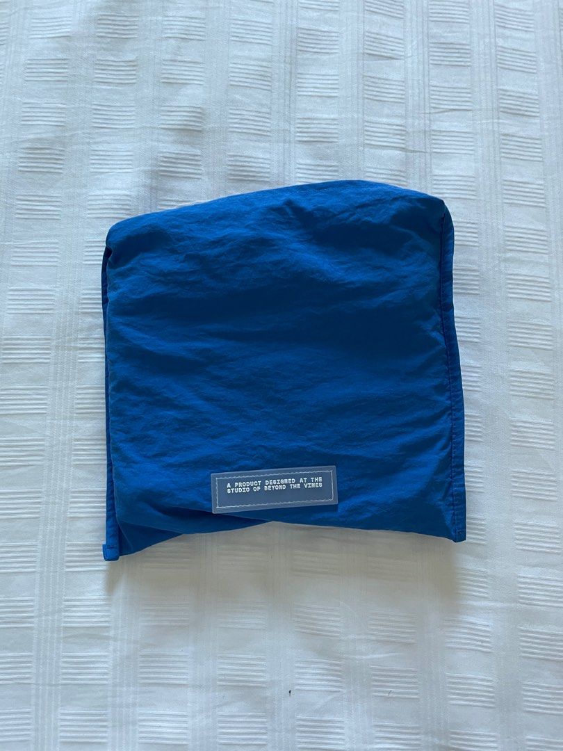 Beyond The Vines Colourblock toggle tote (Category: Tote Bags) located in Singapore. Submitted by joy3016 (Listing ID 1266381678, Image 7). Description: Used once only. .