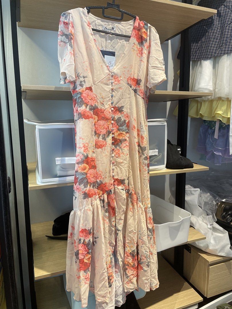 BNWT Floral Chiffon Button Down Dress w Fabric Buttons (Category: Dresses) located in Singapore. Submitted by shoppiemama (Listing ID 1231686702, Image 4). Description: Can’t begin to describe how pretty this one is! The buttons are covered w fabric and very delicate and pretty, inner liner. Fits S to M. BNWT. Selling for my sister, it’s the nude base w floral prints, it flows so well and is very flattering! I also have one, included a pic for a 