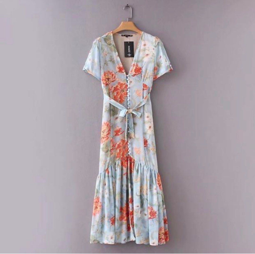 BNWT Floral Chiffon Button Down Dress w Fabric Buttons (Category: Dresses) located in Singapore. Submitted by shoppiemama (Listing ID 1231686702, Image 1). Description: Can’t begin to describe how pretty this one is! The buttons are covered w fabric and very delicate and pretty, inner liner. Fits S to M. BNWT. Selling for my sister, it’s the nude base w floral prints, it flows so well and is very flattering! I also have one, included a pic for a 