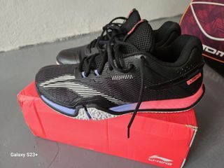 LiNing Badminton Shoe. FREE Large LiNing Badminton Racket Bag