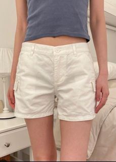 BRANDY MELVILLE WENDY CARGO SHORTS (WHITE)