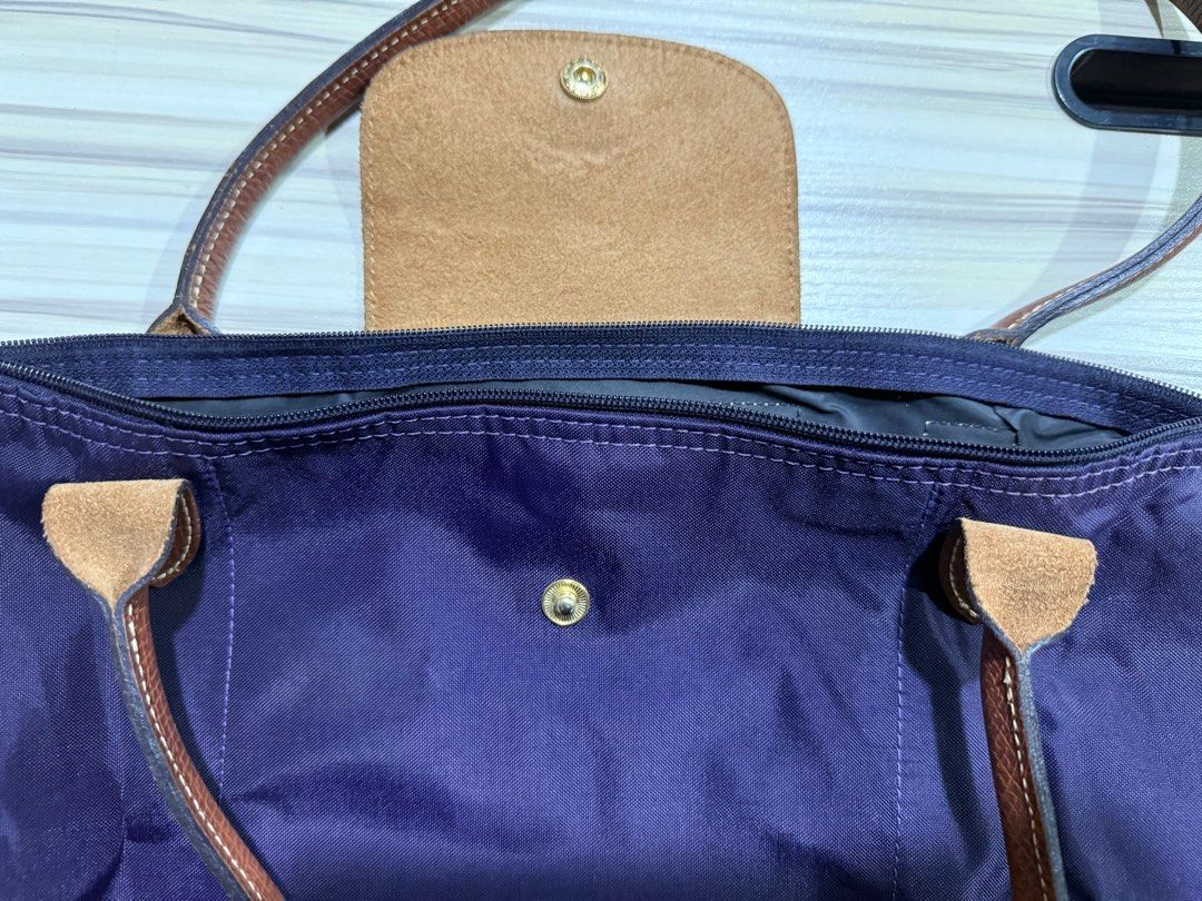Authentic Longchamp Le Pliage Tote Bag (Category: Bags & Wallets) located in Singapore. Submitted by himawari_lai123 (Listing ID 1342673077, Image 4). Description: Fast deal $80 100% ORIGINAL AND AUTHENTIC Bought from Paris. Amethyst 1623 Only used once Spacious for laptop etc Lightweight Nylon texture-waterproof Handles and lid are cow leather Est. L47cm x B30cm x width 20cm Rtp is $220+ Fast deal $100.