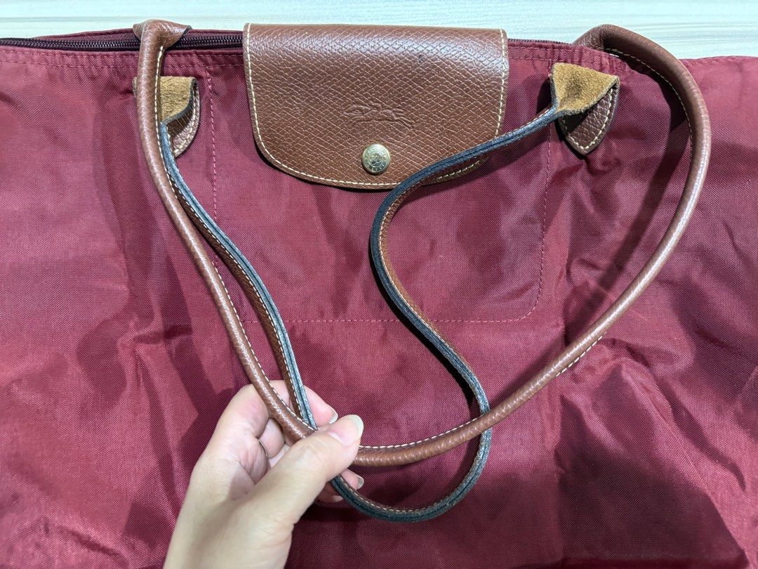Authentic Longchamp Le Pliage Tote Bag (Category: Bags & Wallets) located in Singapore. Submitted by himawari_lai123 (Listing ID 1342677653, Image 4). Description: 100% ORIGINAL AND AUTHENTIC Bought from Paris. Red color. Spacious for laptop etc Lightweight Nylon texture-waterproof Handles and lid are cow leather Est. L47cm x B30cm x width 20cm Not for fussy .