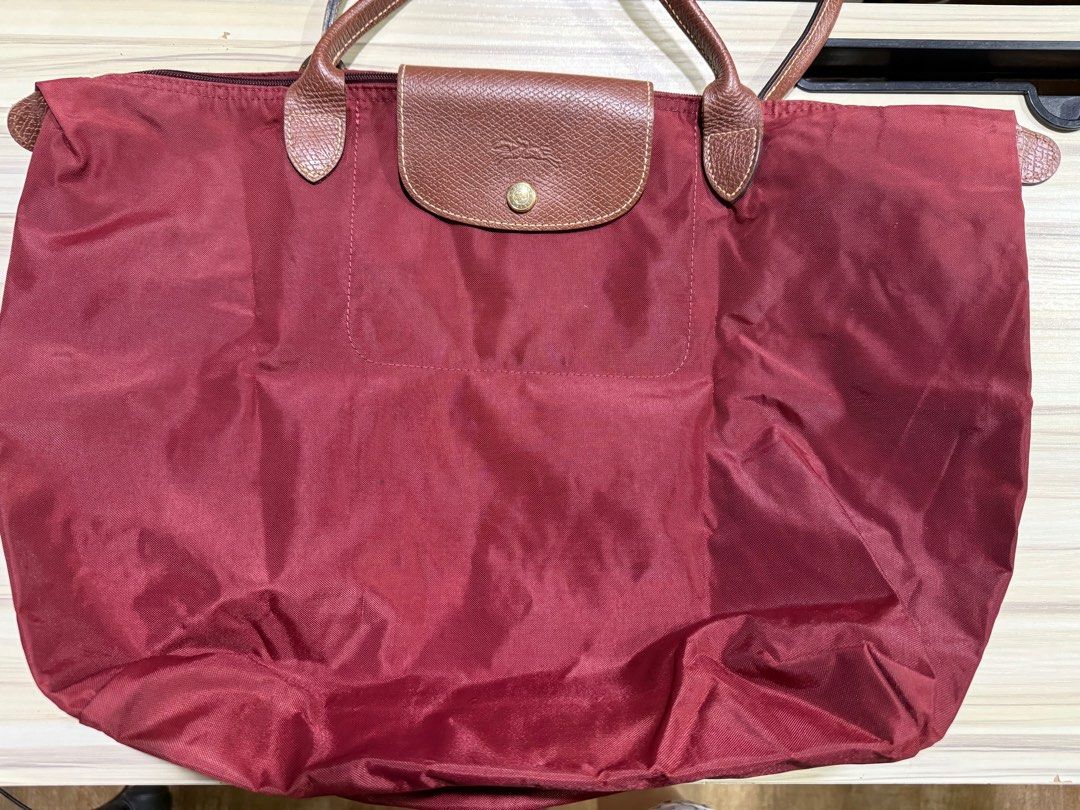 Authentic Longchamp Le Pliage Tote Bag (Category: Bags & Wallets) located in Singapore. Submitted by himawari_lai123 (Listing ID 1342677653, Image 3). Description: 100% ORIGINAL AND AUTHENTIC Bought from Paris. Red color. Spacious for laptop etc Lightweight Nylon texture-waterproof Handles and lid are cow leather Est. L47cm x B30cm x width 20cm Not for fussy .