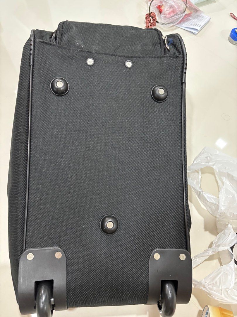 Travel bag (Category: Everything Else) located in Singapore. Submitted by kelly63chong (Listing ID 1344301120, Image 9). Description: Travel bag from travel time .