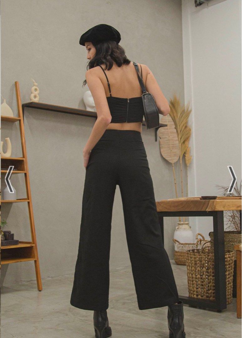 YHF Young Hungry Free Darling Ruched Top in Black XS (Category: Other Tops) located in Singapore. Submitted by shervonee (Listing ID 1339661892, Image 5). Description: RTP $33.80.