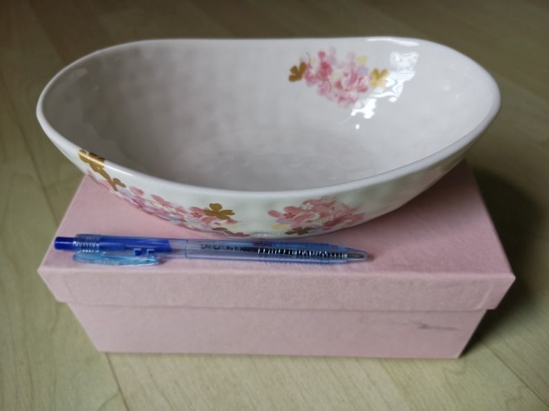 Authentic Japanese Porcelain Bowls with Decorative Pink Sakura Design (Category: Vases & Decorative Bowls) located in Singapore. Submitted by ronnielee1 (Listing ID 1340685001, Image 2). Description: original made in Japan, authentic porcelain bowls (2 pcs in a set) with decorative sakura design. not used at all, comes in original box, selling the set for $10. Cash or Paynow 97430067. Self collect at Kallang MRT or Blk 3A Kallang Heights 381003..