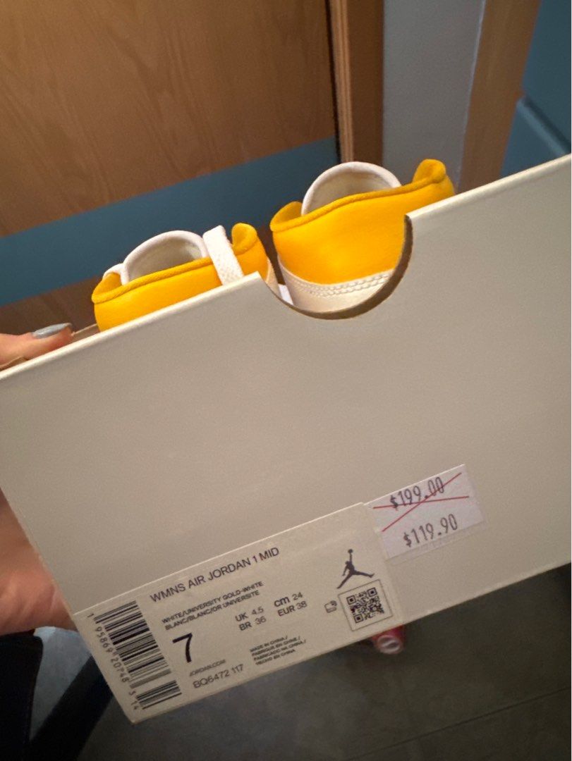 Air Jordan 1 Mid (Category: Sneakers) located in Singapore. Submitted by infinize (Listing ID 1289772374, Image 2). Description: NOTE: Box lid is torn away, refer to second pic.