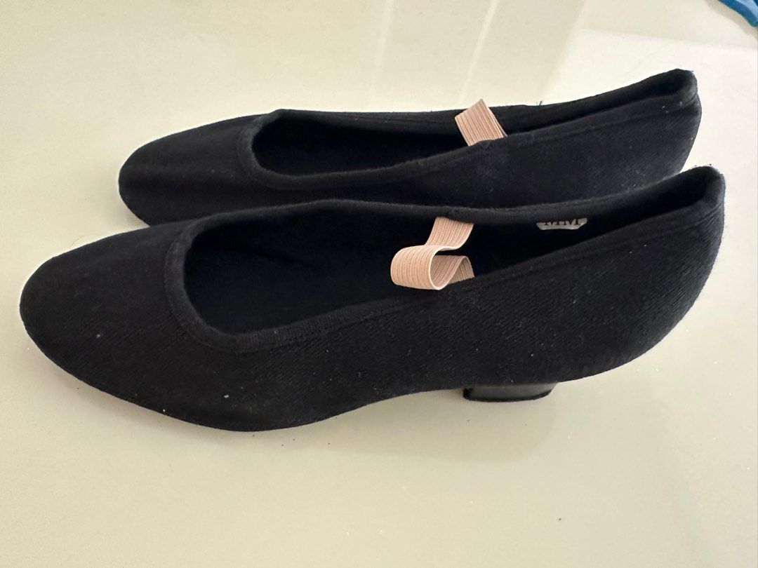 Ballet Character Shoes (Category: Heels) located in Singapore. Submitted by pirahna (Listing ID 1284402668, Image 2). Description: Ballet Character Shoes Size:M.