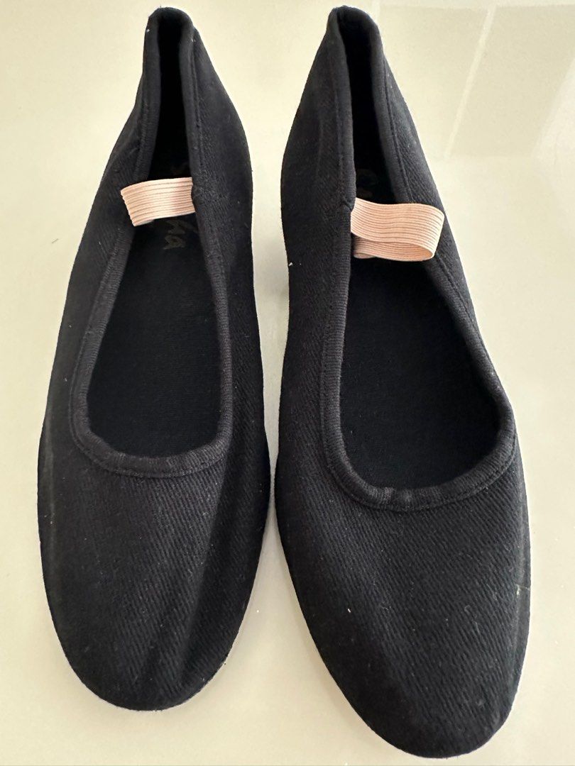 Ballet Character Shoes (Category: Heels) located in Singapore. Submitted by pirahna (Listing ID 1284402668, Image 1). Description: Ballet Character Shoes Size:M.