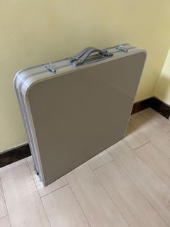 Folding table