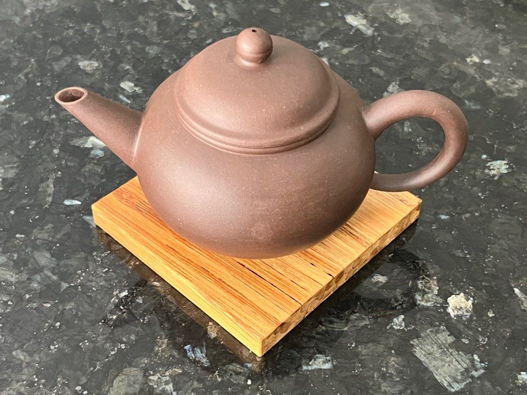 紫砂壶 Purple Clay Teapots (Category: Vintage Collectibles) located in Singapore. Submitted by elmaverich (Listing ID 1308519987, Image 6). Description: Many more teapots and other teaware listed for sale, please feel free to have a look! 内有更多茶壶茶器，尽请参观！ The first teapot is a bit chipped near the handle: see photos. First teapot SGD 100 Second teapot SGD 140 Third teapot SGD 120 Fourth teapot SGD 120 第一把为十杯段泥 第二把为十杯紫泥 第三把为十杯紫泥水平 第四把为八杯紫泥 价钱如上～.