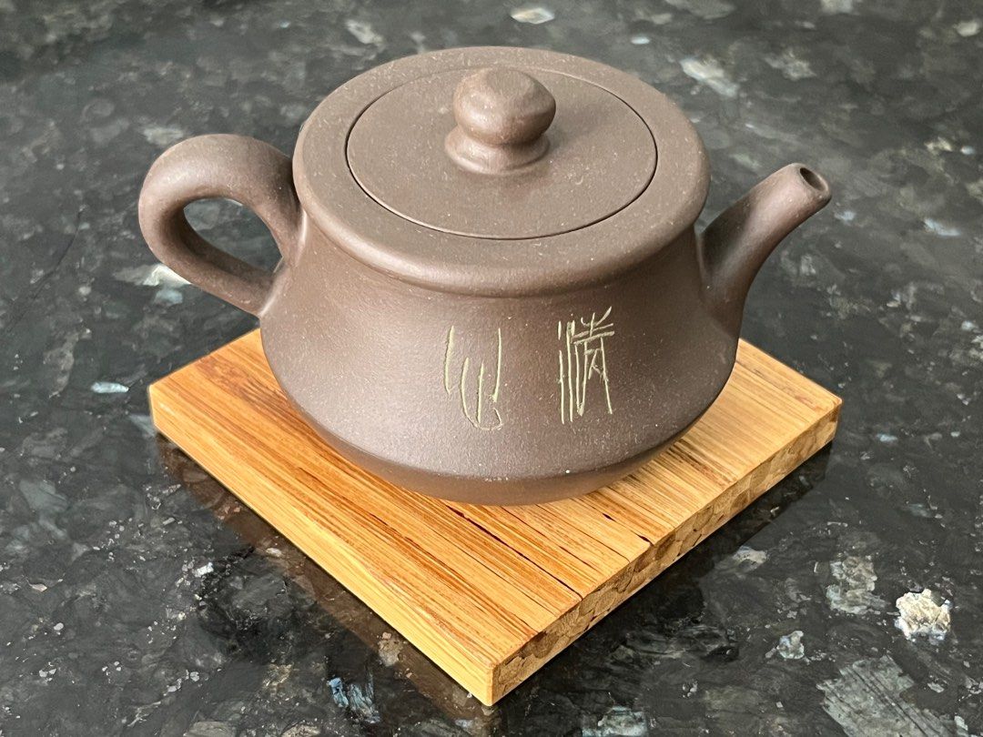 紫砂壶 Purple Clay Teapots (Category: Vintage Collectibles) located in Singapore. Submitted by elmaverich (Listing ID 1308519987, Image 9). Description: Many more teapots and other teaware listed for sale, please feel free to have a look! 内有更多茶壶茶器，尽请参观！ The first teapot is a bit chipped near the handle: see photos. First teapot SGD 100 Second teapot SGD 140 Third teapot SGD 120 Fourth teapot SGD 120 第一把为十杯段泥 第二把为十杯紫泥 第三把为十杯紫泥水平 第四把为八杯紫泥 价钱如上～.