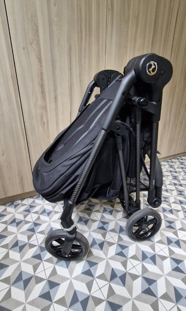 Cybex Melio Carbon Stroller for Sale (Category: Strollers) located in Singapore. Submitted by anselheim (Listing ID 1318333359, Image 3). Description: Selling well-loved Cybex Melio Carbon Stroller cos kids outgrew it. Extremely light (about 5.9kg) and maneuverable. One handed closing. Seat is reversible and can be opened to lie flat. Compatible with some car seats using an adapter (not included). Will throw in a rain cover (unused). AS-IS condit