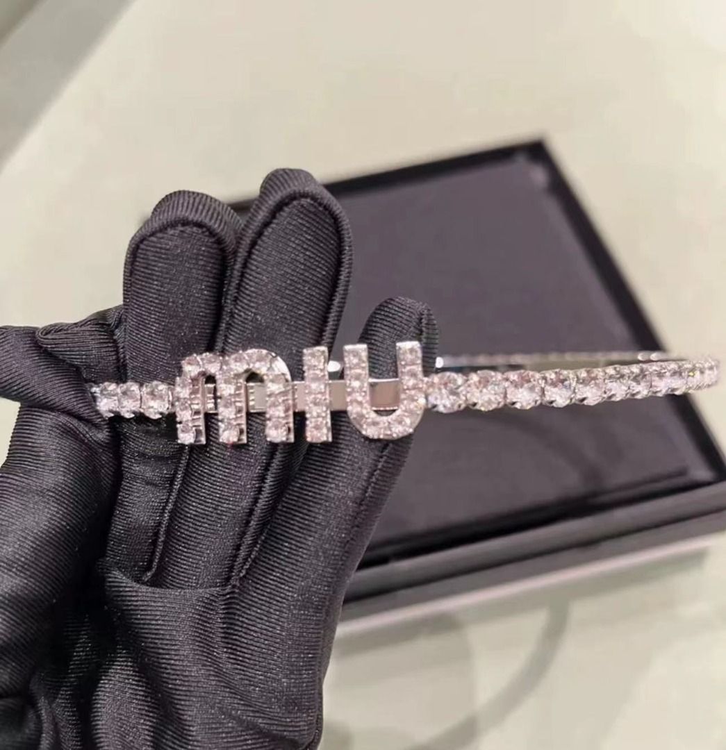 😺MIUMIU Fashion Metal Headband Women's Silver (Category: Earrings) located in Singapore. Submitted by aa7795804 (Listing ID 1318368838, Image 2). Description: 🎈 Size:F 🎈 In stock ~ 100% brand new and genuine 🎈 There are other styles and colors available. If you like it, you can come to me..