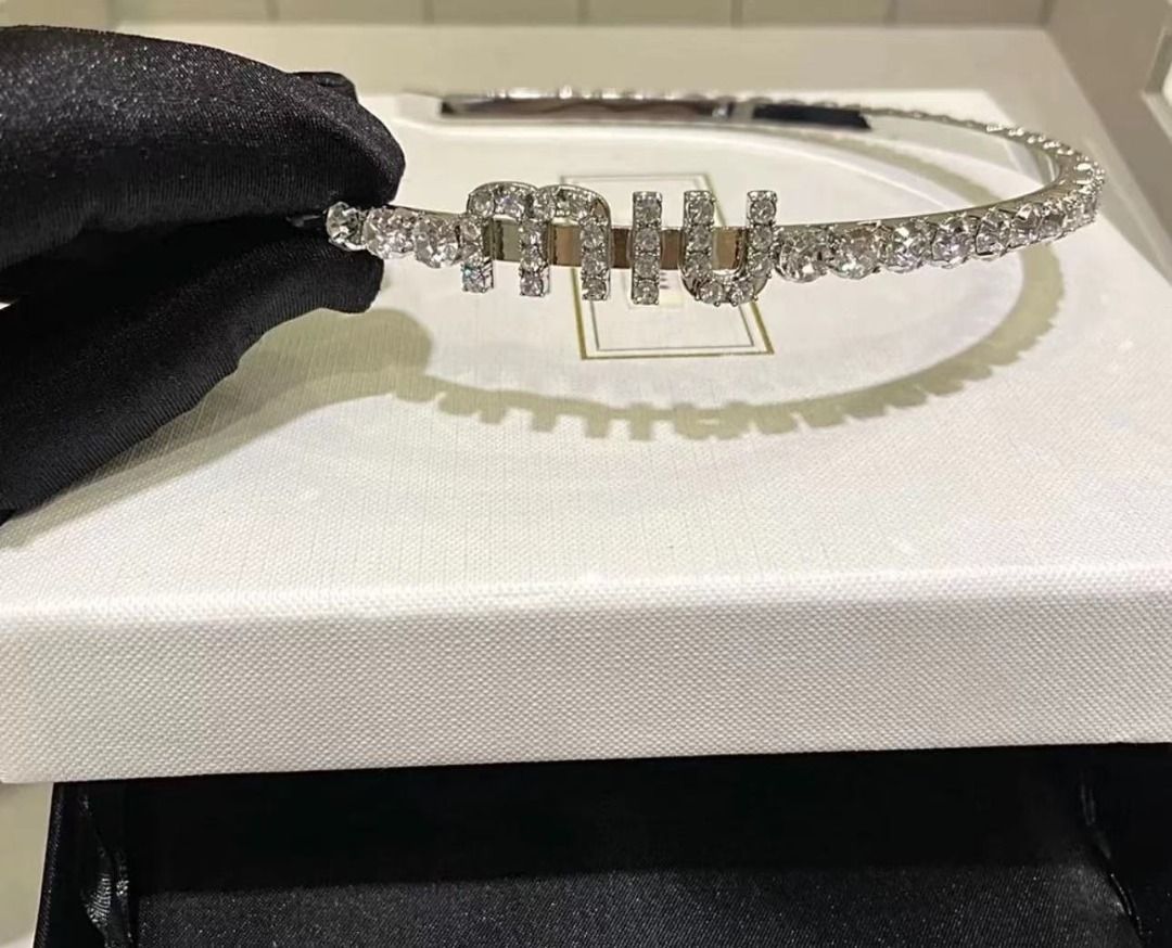 😺MIUMIU Fashion Metal Headband Women's Silver (Category: Earrings) located in Singapore. Submitted by aa7795804 (Listing ID 1318368838, Image 1). Description: 🎈 Size:F 🎈 In stock ~ 100% brand new and genuine 🎈 There are other styles and colors available. If you like it, you can come to me..