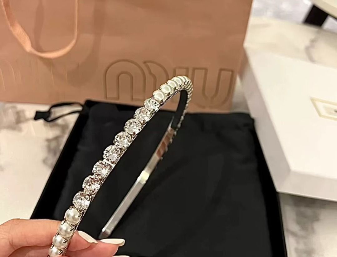 😺MIUMIU Fashion Metal Headband Women's Silver (Category: Earrings) located in Singapore. Submitted by aa7795804 (Listing ID 1318368838, Image 5). Description: 🎈 Size:F 🎈 In stock ~ 100% brand new and genuine 🎈 There are other styles and colors available. If you like it, you can come to me..