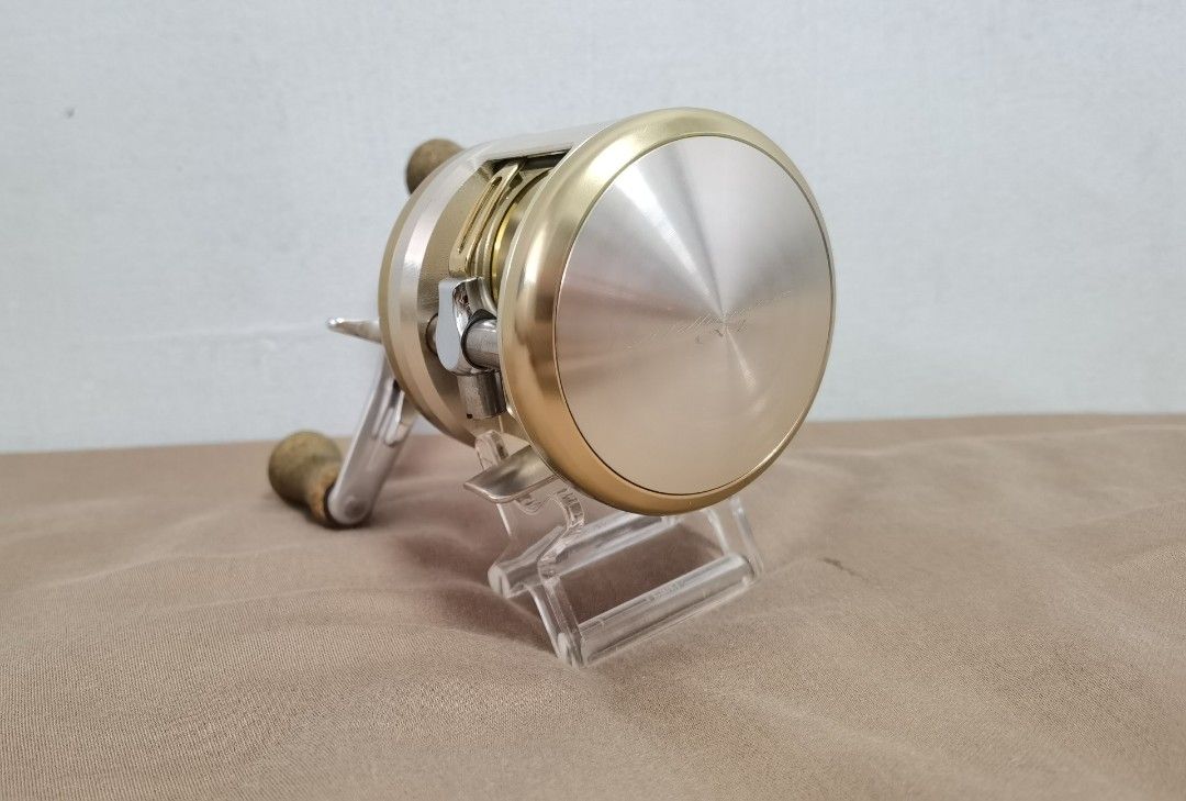 Daiwa Millionaire CVZ 205 (Category: Fishing) located in Singapore. Submitted by kianlim512 (Listing ID 1346928162, Image 2). Description: Made in Japan. Used in freshwater only. Reel just been serviced. Collector's item. Clearing space for CNY..