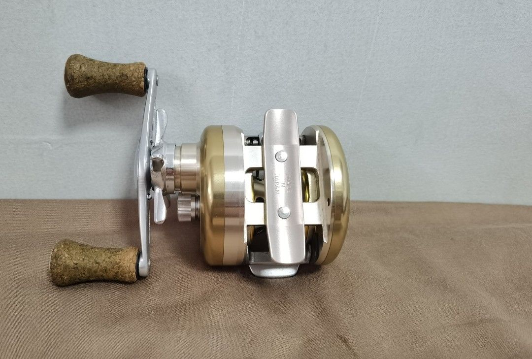 Daiwa Millionaire CVZ 205 (Category: Fishing) located in Singapore. Submitted by kianlim512 (Listing ID 1346928162, Image 5). Description: Made in Japan. Used in freshwater only. Reel just been serviced. Collector's item. Clearing space for CNY..