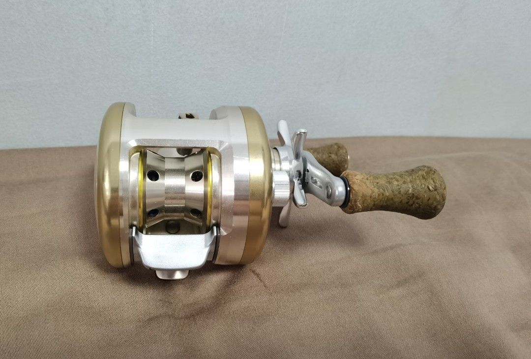 Daiwa Millionaire CVZ 205 (Category: Fishing) located in Singapore. Submitted by kianlim512 (Listing ID 1346928162, Image 4). Description: Made in Japan. Used in freshwater only. Reel just been serviced. Collector's item. Clearing space for CNY..