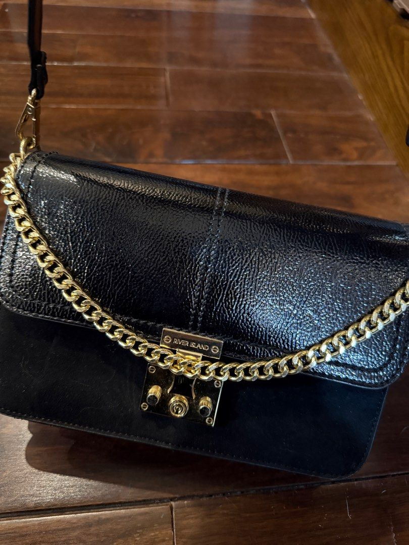 River Island shoulder bag (Category: Shoulder Bags) located in Singapore. Submitted by chikichiki96 (Listing ID 1347043448, Image 1). Description: Lightly used bag in good condition, no scratch or dent on the leather. Comes with 2 straps. Pick up only at Tampines East MRT or discussed location..