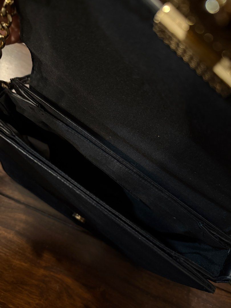 River Island shoulder bag (Category: Shoulder Bags) located in Singapore. Submitted by chikichiki96 (Listing ID 1347043448, Image 5). Description: Lightly used bag in good condition, no scratch or dent on the leather. Comes with 2 straps. Pick up only at Tampines East MRT or discussed location..
