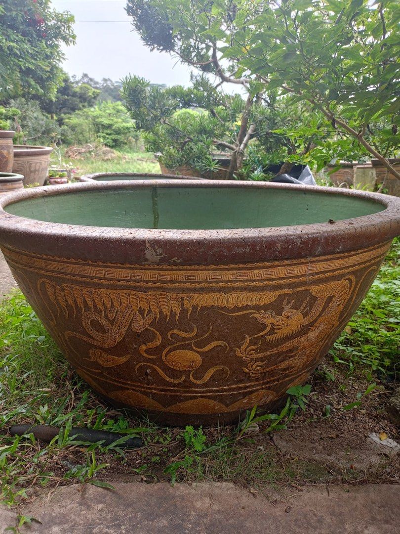 4ft antique pot (Category: Vintage Collectibles) located in Singapore. Submitted by shawnl13 (Listing ID 1349027069, Image 1). Description: .