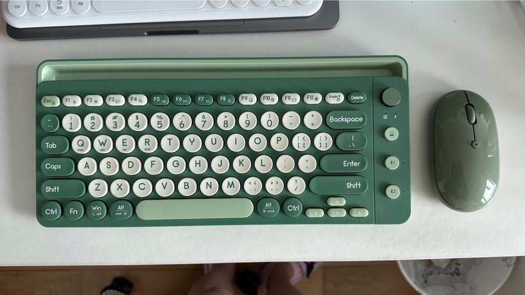 B．O．W | BOW Dual Mode changeable Wireless Bluetooth USB Keyboard Mouse Set For Tablet Apple iPad Compatible Non Mechanical Keyboard (Category: Computer Keyboard) located in Singapore. Submitted by agirl. (Listing ID 1397483047, Image 2). Description: .