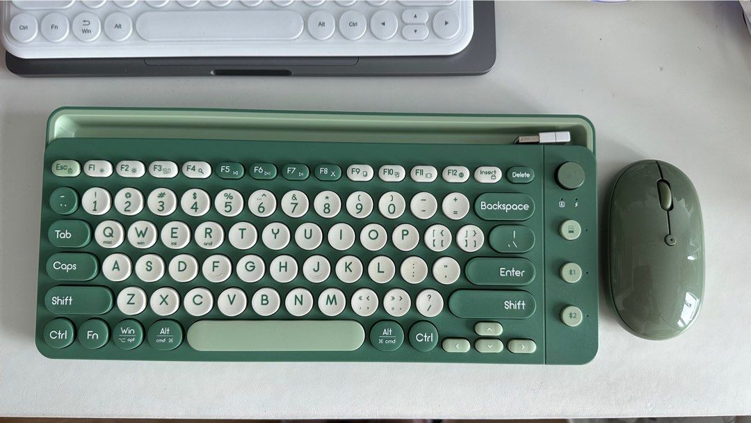 B．O．W | BOW Dual Mode changeable Wireless Bluetooth USB Keyboard Mouse Set For Tablet Apple iPad Compatible Non Mechanical Keyboard (Category: Computer Keyboard) located in Singapore. Submitted by agirl. (Listing ID 1397483047, Image 1). Description: .