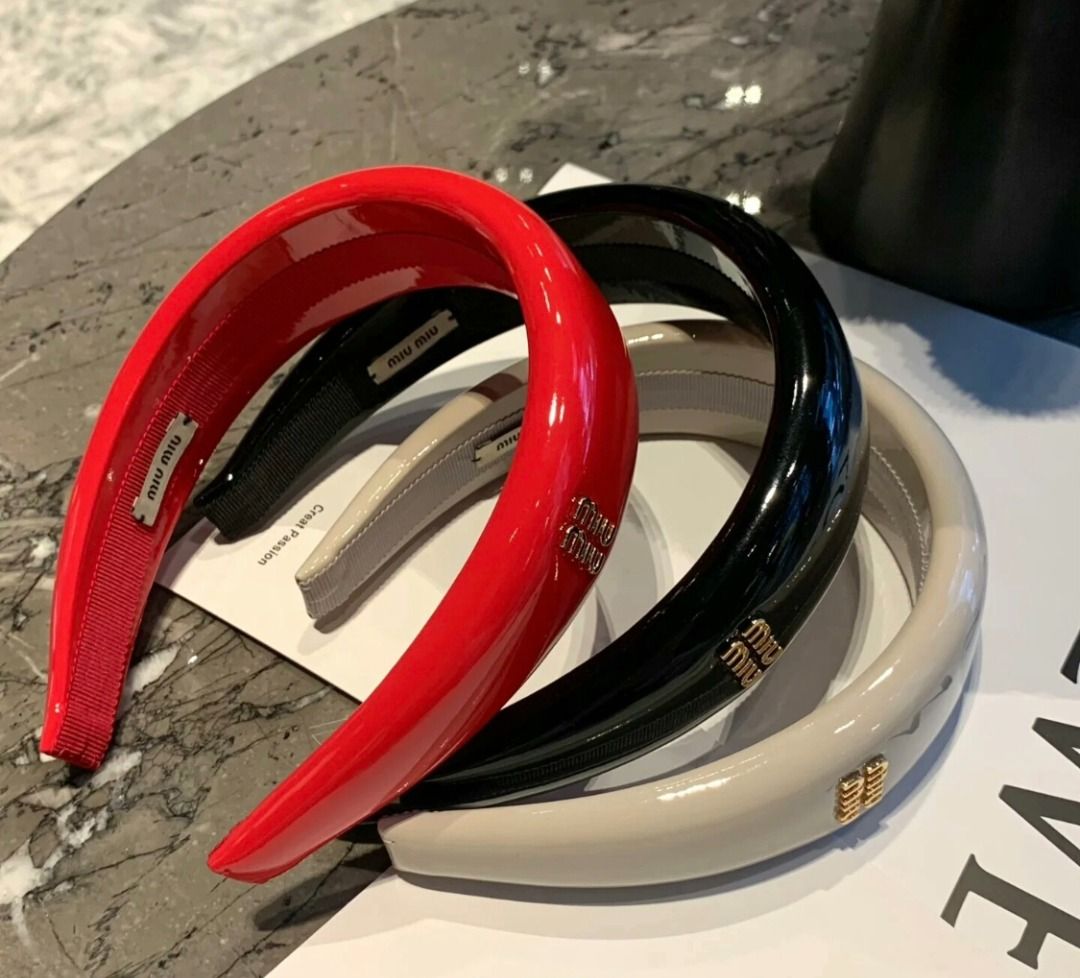 💕 Brand new 💕 Miu Miu Headband with Logo Side Lettering Women's (Category: Hair Accessories) located in Singapore. Submitted by nikisg77 (Listing ID 1398982864, Image 6). Description: 💕 Brand new 💕 Miu Miu Headband with Logo Side Lettering Women's 🌈 Color: Black, pink, red, blue, gray 🎉 Material: metal 💞 Full set gift box 📷 There will be a photo check before shipment. If there are no problems, we will send it out first. 💬 If you are inte