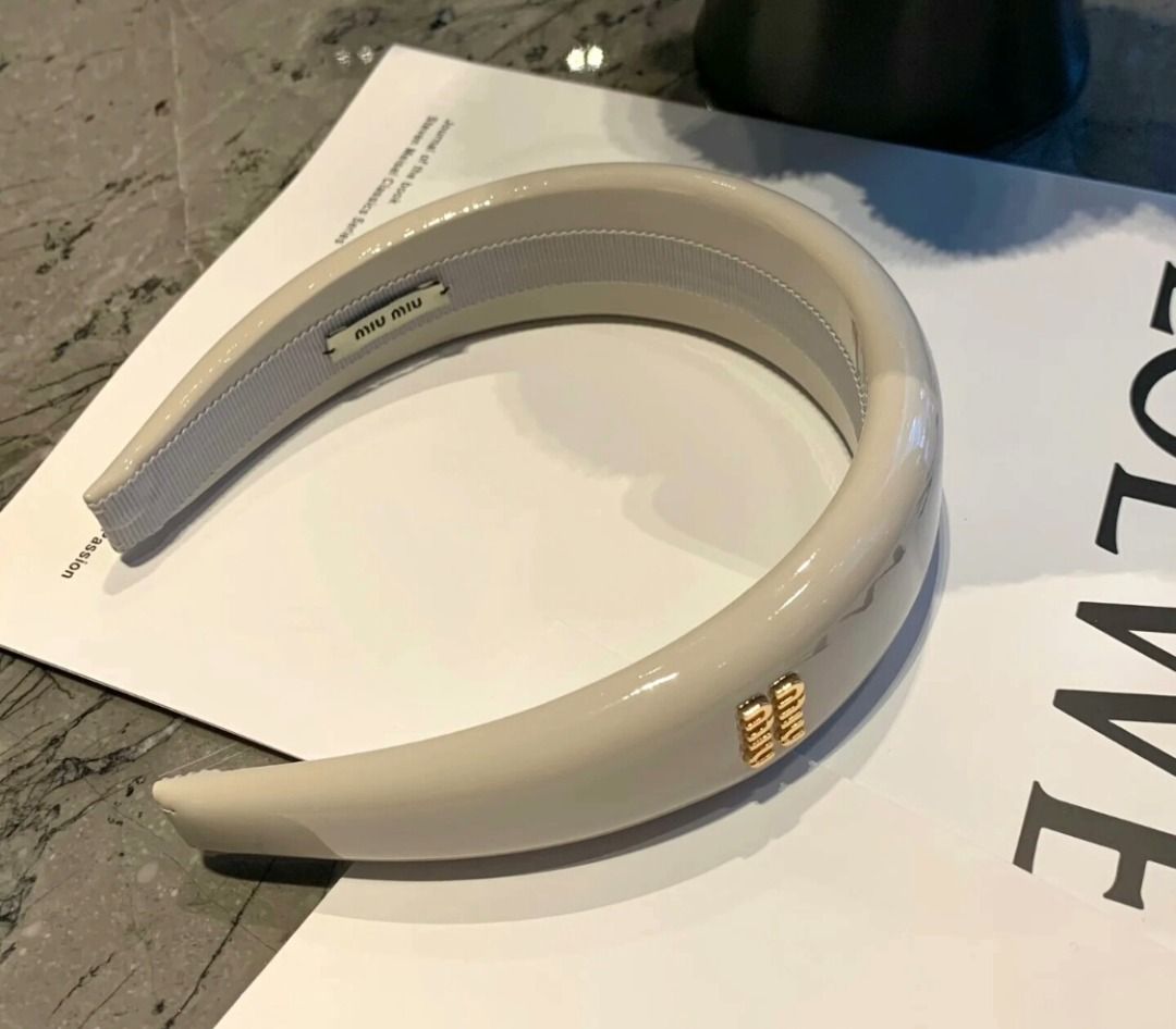 💕 Brand new 💕 Miu Miu Headband with Logo Side Lettering Women's (Category: Hair Accessories) located in Singapore. Submitted by nikisg77 (Listing ID 1398982864, Image 5). Description: 💕 Brand new 💕 Miu Miu Headband with Logo Side Lettering Women's 🌈 Color: Black, pink, red, blue, gray 🎉 Material: metal 💞 Full set gift box 📷 There will be a photo check before shipment. If there are no problems, we will send it out first. 💬 If you are inte