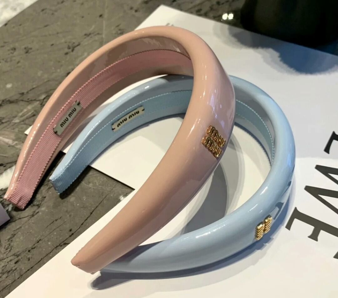 💕 Brand new 💕 Miu Miu Headband with Logo Side Lettering Women's (Category: Hair Accessories) located in Singapore. Submitted by nikisg77 (Listing ID 1398982864, Image 8). Description: 💕 Brand new 💕 Miu Miu Headband with Logo Side Lettering Women's 🌈 Color: Black, pink, red, blue, gray 🎉 Material: metal 💞 Full set gift box 📷 There will be a photo check before shipment. If there are no problems, we will send it out first. 💬 If you are inte