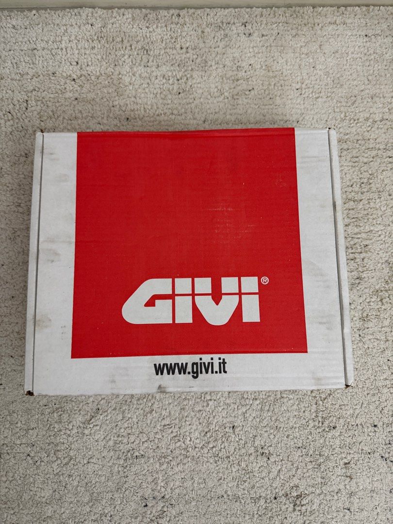 GIVI SR2122 MT 09 Tracer (Category: Motorcycle Accessories) located in Singapore. Submitted by amrldli (Listing ID 1400923847, Image 2). Description: Spare part GIVI topbox bracket for MT 09 Tracer •Only Part No 2.