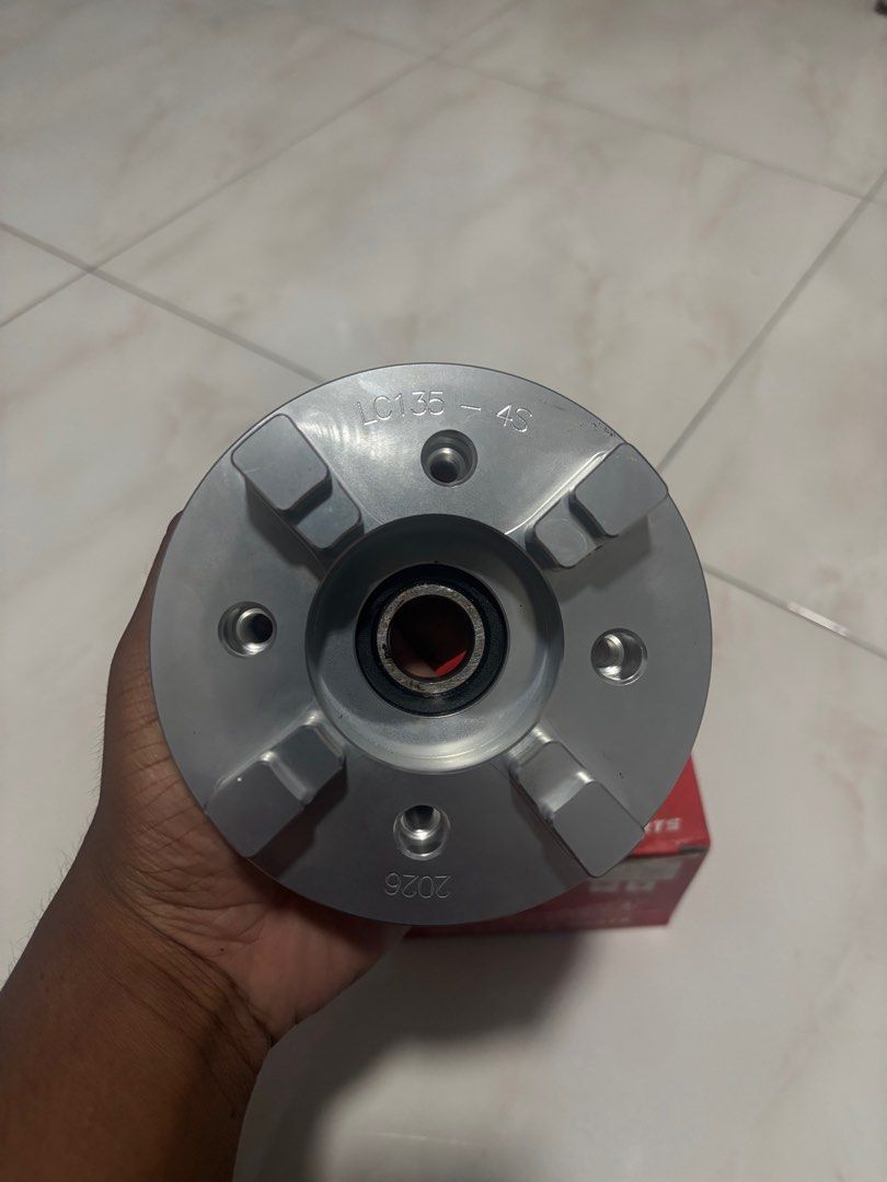 x1r cnc hub sprocket (Category: Motorcycle Accessories) located in Singapore. Submitted by cokelightzz (Listing ID 1401603979, Image 3). Description: bought this hub to change with my old one, but it couldnt fit so had to reuse the old one. therefore im selling it .