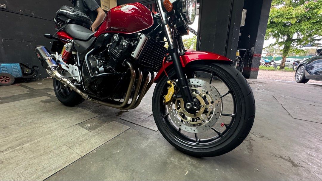 Yoshimura x Honda CB400 Super Four Revo (Category: Class 2A) located in Singapore. Submitted by t_5ky (Listing ID 1407287334, Image 4). Description: Hobbist motorcycle for sale Start Mileage - 72K Current Mileage - 75K COE - Nov 2027 End 2023 - New chain, new brake discs, new brake pads, new brake lines Registered Yoshimura Exhaust Nov 2025 - Renewed Road Tax Nov 2025 - Passed Inspection Full cash only .