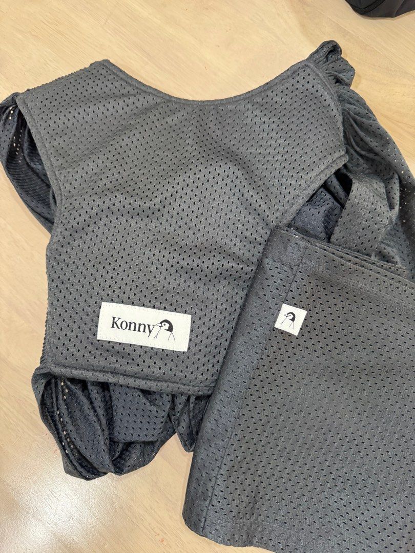 Konny airmesh carrier (Category: Carriers & Slings) located in Singapore. Submitted by justforsmile (Listing ID 1410916059, Image 1). Description: Size : S No dust bag ,no head support.