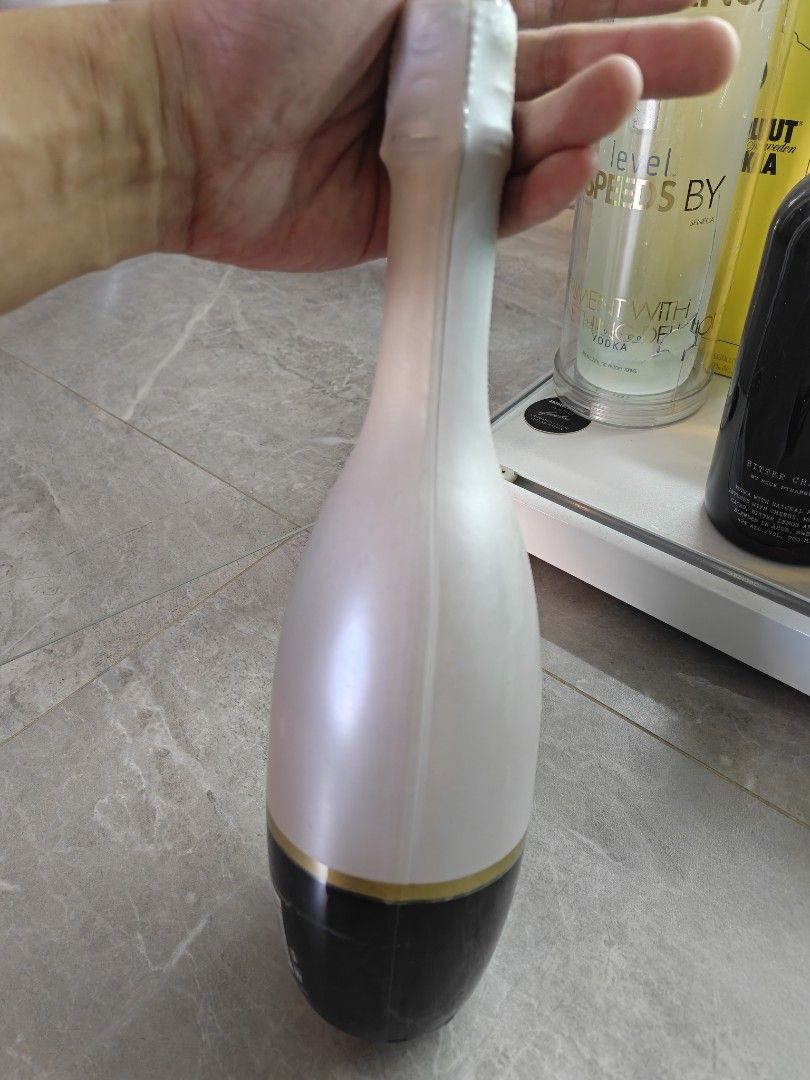 Absolut Tune Version 1 RARE (Category: Alcoholic Beverages) located in Singapore. Submitted by dealbreakers6 (Listing ID 1411360226, Image 3). Description: 750ml Absolut Vodka collection to sell lowballers will be ignored and blocked super rare version of absolut Tune. only 1 selling in SG free delivery to u in the east to central region.