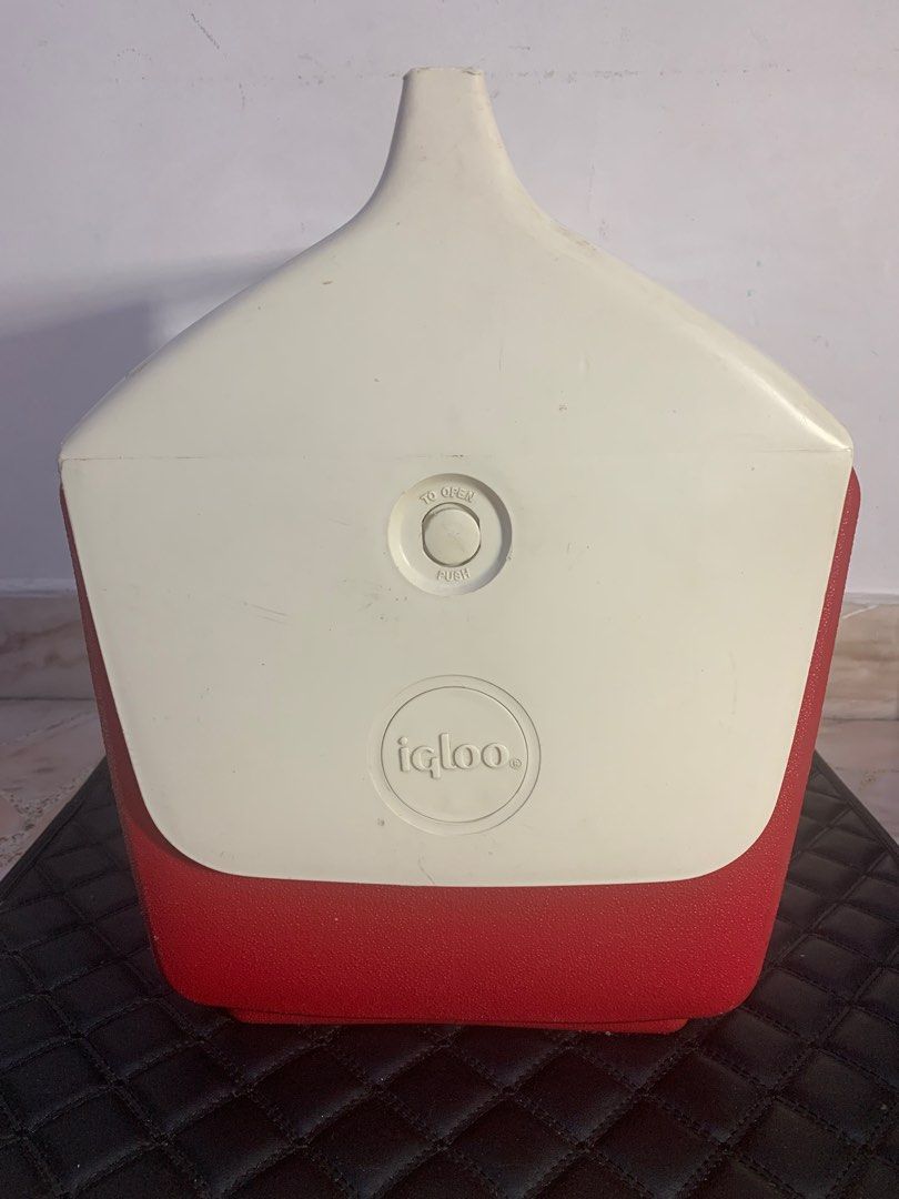 Playmate by igloo ice insulated Cooler Box Container (Category: Hiking & Camping) located in Singapore. Submitted by offer4less (Listing ID 1351611612, Image 5). Description: Excellent compact box! Push button opening , single hand with ease !.