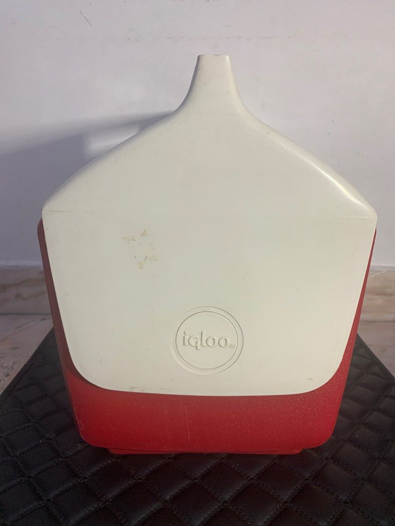 Playmate by igloo ice insulated Cooler Box Container (Category: Hiking & Camping) located in Singapore. Submitted by offer4less (Listing ID 1351611612, Image 3). Description: Excellent compact box! Push button opening , single hand with ease !.