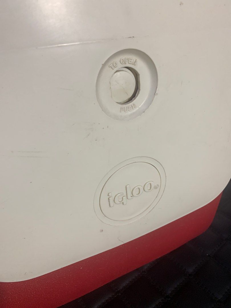 Playmate by igloo ice insulated Cooler Box Container (Category: Hiking & Camping) located in Singapore. Submitted by offer4less (Listing ID 1351611612, Image 6). Description: Excellent compact box! Push button opening , single hand with ease !.