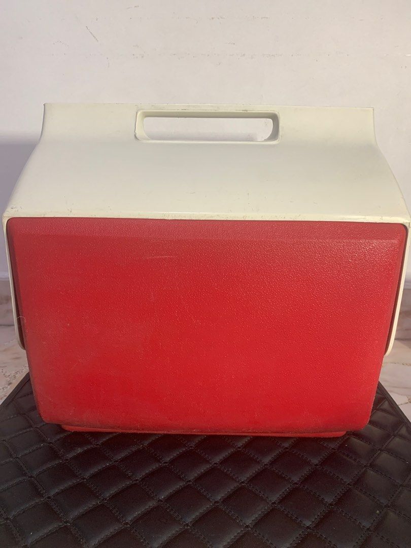 Playmate by igloo ice insulated Cooler Box Container (Category: Hiking & Camping) located in Singapore. Submitted by offer4less (Listing ID 1351611612, Image 4). Description: Excellent compact box! Push button opening , single hand with ease !.
