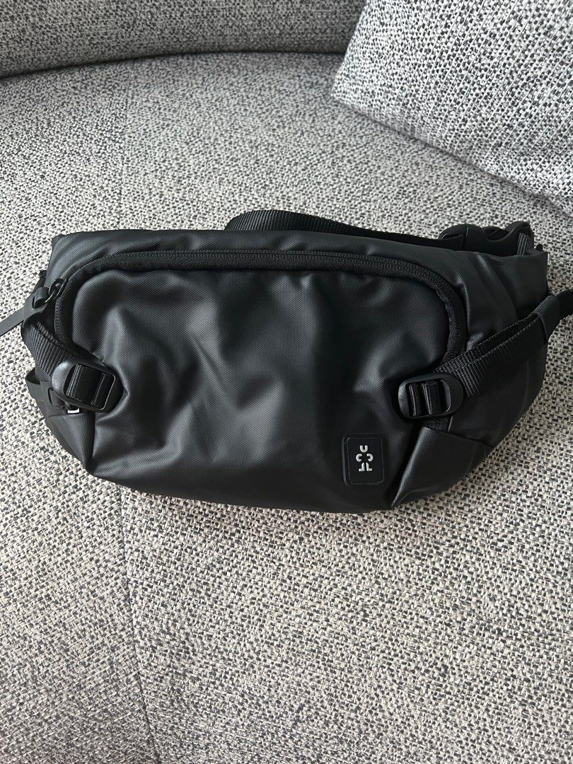 Crumpler (Category: Belt bags, Clutches and Pouches) located in Singapore. Submitted by aungkhine47 (Listing ID 1357417570, Image 1). Description: Selling a Crumpler Zero Border Hip .This model is currently out of stock, making it a rare find! Perfect for travel, daily use, or outdoor activities. Features: ✔️ Compact yet spacious design ✔️ Multiple compartments for easy organization ✔️ Adjustable strap for waist or crossbody wear ✔️ Durable and w