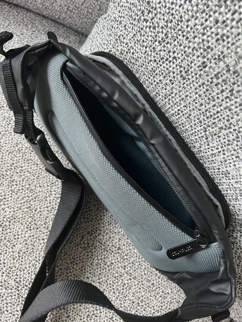 Crumpler (Category: Belt bags, Clutches and Pouches) located in Singapore. Submitted by aungkhine47 (Listing ID 1357417570, Image 4). Description: Selling a Crumpler Zero Border Hip .This model is currently out of stock, making it a rare find! Perfect for travel, daily use, or outdoor activities. Features: ✔️ Compact yet spacious design ✔️ Multiple compartments for easy organization ✔️ Adjustable strap for waist or crossbody wear ✔️ Durable and w